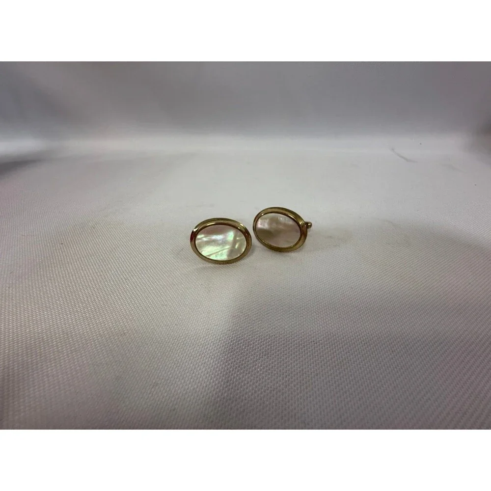 Vintage Gold-Tone Oval-Shaped Men’s Cufflinks Featuring a Central Faux Pearl
